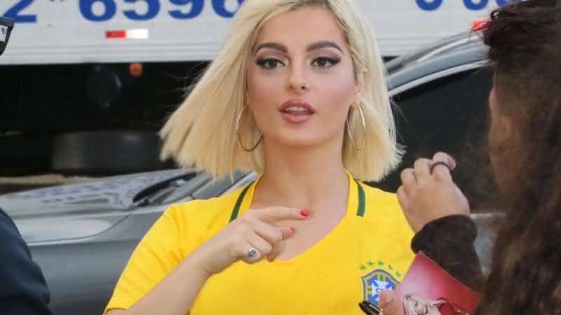 Bebe Rexha a caminho do Rock In Rio hoje (27) - (Foto: Fábio Moreno/Agnews)