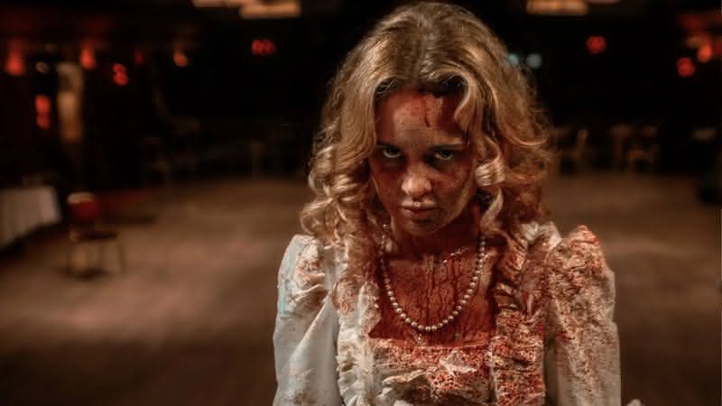 Brutal e nonsense, "A Maldição de Cinderela" mistura "Carrie" e "Evil Dead" em terror trash (Divulgação/A2 Filmes)