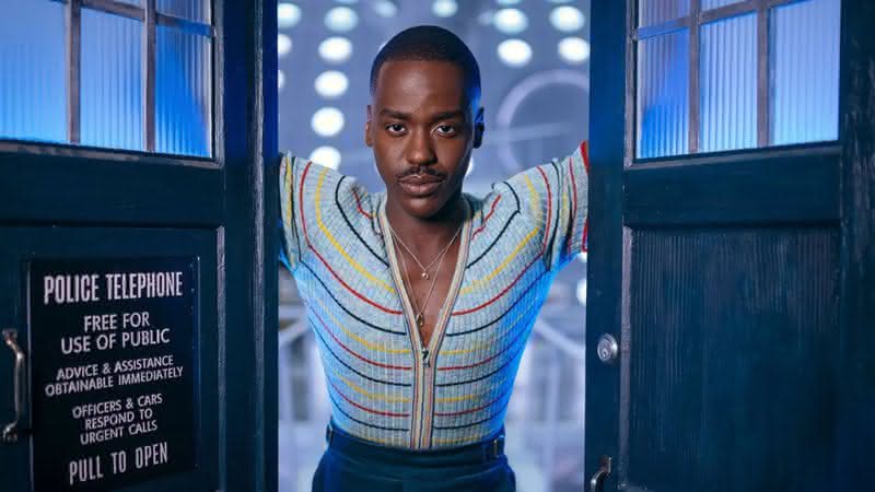 "Doctor Who" exibe primeiro beijo gay do protagonista em 60 anos (Divulgação/Disney+)