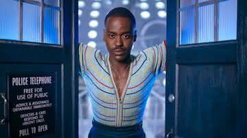 "Doctor Who" exibe primeiro beijo gay do protagonista em 60 anos (Divulgação/Disney+)