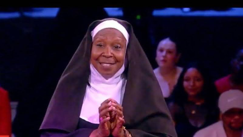 Whoopi Goldberg caracterizada como Deloris - Reprodução/YouTube