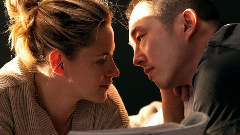 Kristen Stewart e Steven Yeun em "Love Me" - Divulgação/A24