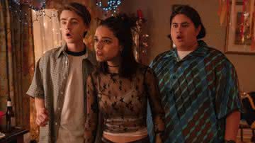 Jaeden Martell, Rachel Zegler e Julian Dennison em "Y2K" - Divulgação/A24