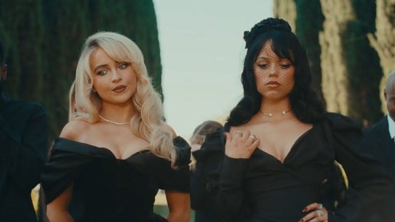 Sabrina Carpenter e Jenna Ortega no clipe de "Taste" - Reprodução/YouTube