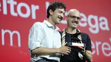 Heitor Lorega e Murilo Hauser recebem o prêmio de Melhor Roteiro na 81ª edição do Festival de Veneza - Vittorio Zunino Celotto/Getty Images