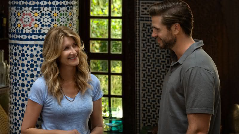 Laura Dern e Liam Hemsworth em "Amores Solitários" - Divulgação/Netflix