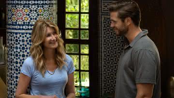 Laura Dern e Liam Hemsworth em "Amores Solitários" - Divulgação/Netflix