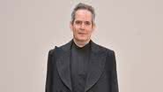 Tom Hollander viverá Hitchcock em nova temporada da antologia Monstro - Stephane Cardinale/Getty Images)