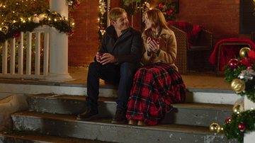 Trevor Donovan e Merritt Patterson em Uma Mensagem Antes do Natal - Divulgação/Netflix