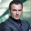Causa da morte de Julian McMahon é revelada após batalha privada contra câncer