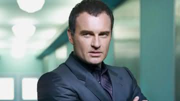 Causa da morte de Julian McMahon é revelada após batalha privada contra câncer - Divulgação