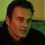 Celebridades e fãs prestam homenagens a Julian McMahon, morto aos 56 anos