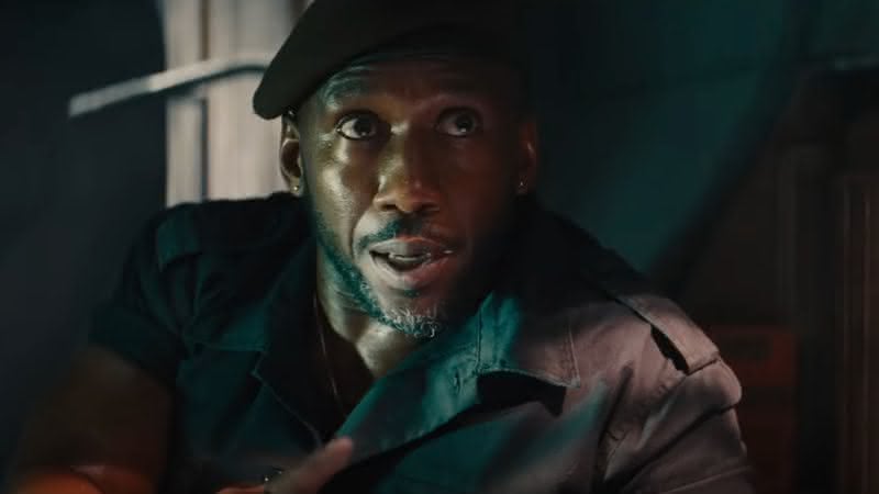 Mahershala Ali, de Jurassic World: Recomeço, evita comentar reboot de Blade enquanto Marvel enfrenta novos atrasos - Divulgação/Universal Pictures