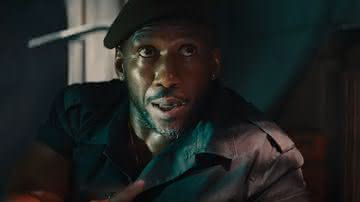 Mahershala Ali, de Jurassic World: Recomeço, evita comentar reboot de Blade enquanto Marvel enfrenta novos atrasos - Divulgação/Universal Pictures