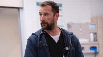 Noah Wyle, de The Pitt, é surpreendido com estrela na Calçada da Fama de Hollywood - Divulgação/Max