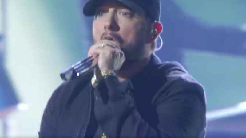 Eminem apresenta Lose Yourself, música tema de 8 Mile: Rua das Ilusões, premiada com o Oscar em 2003, na cerimônia de 2020 - Reprodução/Globo