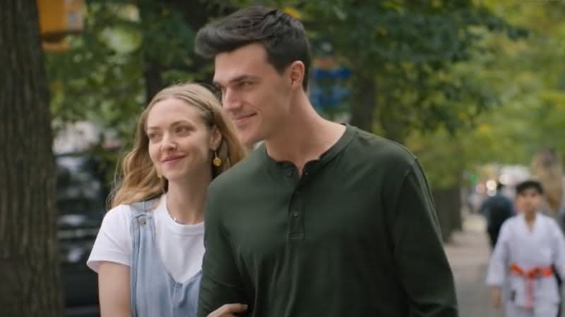 Amanda Seyfried e Finn Wittrock estrelam o longa - (Reprodução/Sony Pictures)