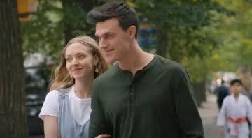 Amanda Seyfried e Finn Wittrock estrelam o longa - (Reprodução/Sony Pictures)