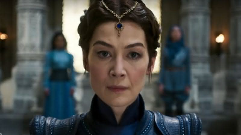 Rosamund Pike vive a protagonista Moiraine Sedai - (Reprodução/Amazon Prime Video)