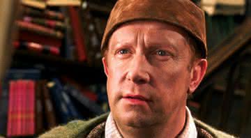 Mark Williams interpretou o Arthur Weasley, pai do melhor amigo de Harry Potter, na franquia - Youtube