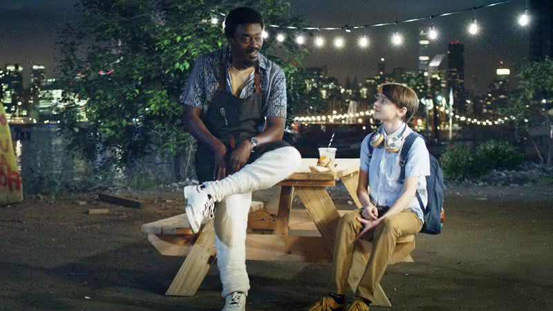 Seu Jorge e Noah Schnapp contracenam em Abe - Divulgação