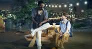 Seu Jorge e Noah Schnapp contracenam em Abe - Divulgação