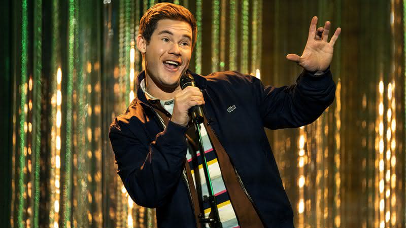 Adam Devine, de "A Escolha Perfeita" e "Modern Family", culpou a Marvel pelo declínio de comédias no cinema - Divulgação/Peacock