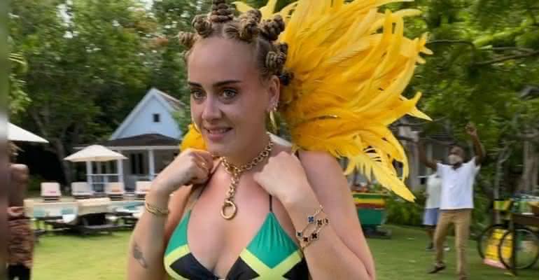 Adele usou um biquíni com estampa da Jamaica e trançou os cabelos em um penteado tradicional da cultura negra, fazendo com que a acusassem de apropriação cultural - Reprodução/Instagram