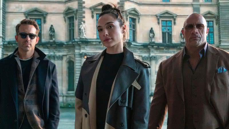 Gal Gadot, Ryan Reynolds e Dwayne Johnson são os protagonistas de "Alerta Vermelho" - (Divulgação/Netflix)