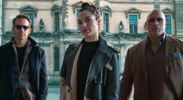 Gal Gadot, Ryan Reynolds e Dwayne Johnson são os protagonistas de "Alerta Vermelho" - (Divulgação/Netflix)