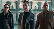 Gal Gadot, Ryan Reynolds e Dwayne Johnson são os protagonistas de "Alerta Vermelho" - (Divulgação/Netflix)