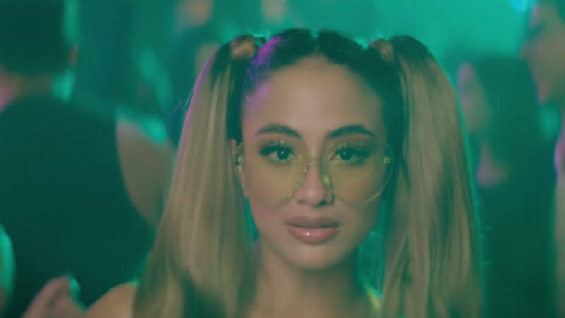 Ally Brooke no clipe de Higher, com Matoma - Reprodução/Youtube