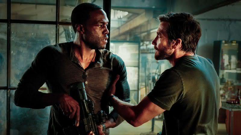 Yahya Abdul-Mateen II e Jake Gyllenhaal interpretam irmãos no thriller de ação - Divulgação/Universal Pictures