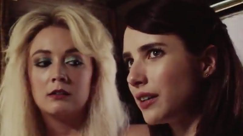 Emma Roberts e Billie Lourd em AHS:1984 (Reprodução/YouTube)