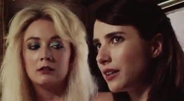 Emma Roberts e Billie Lourd em AHS:1984 (Reprodução/YouTube)