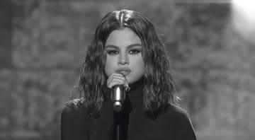 Selena Gomez se apresentando no American Music Awards - ABC