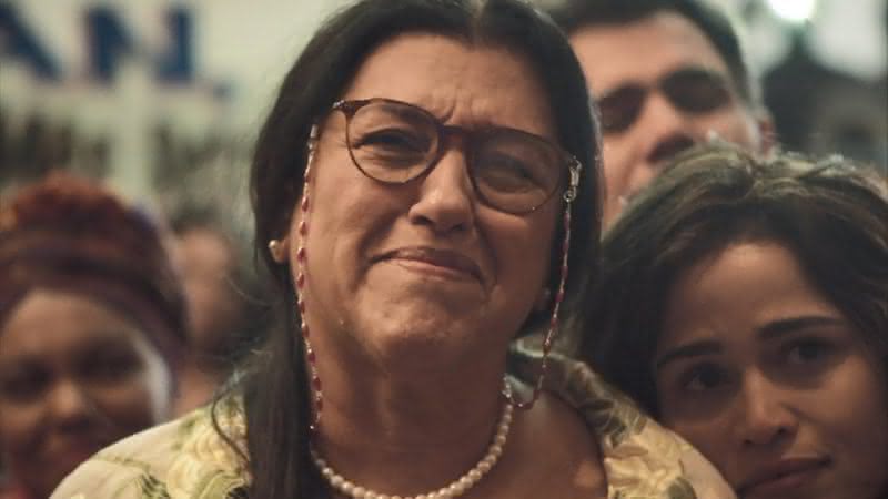 Regina Casé no papel de Lurdes em cena de Amor de Mãe - Divulgação/Globo