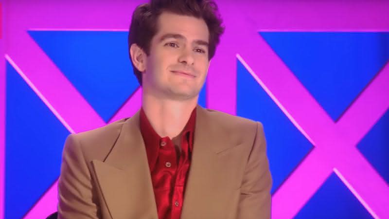 Andrew Garfield em RuPaul's Drag Race UK. Crédito: Reprodução/YouTube