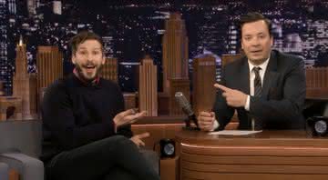 Jimmy Fallon entrevistando Andy Samberg no The Tonight Show - YouTube