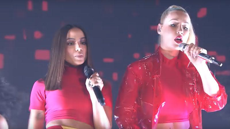 Anitta e Iggy em apresentação da canção - YouTube