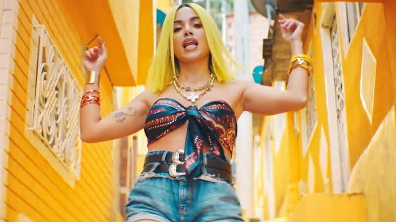 Anitta em cena do clipe de Medicina - YouTube