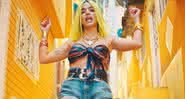 Anitta em cena do clipe de Medicina - YouTube