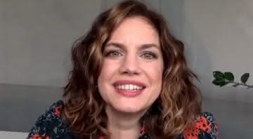 Anna Chlumsky, de "Inventando Anna", testa seu português em vídeo divertido da Netflix - Reprodução/Netflix