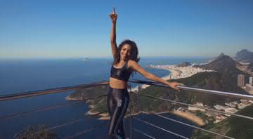 Any Gabrielly em cena no Rio de Janeiro no clipe de Legends - Youtube