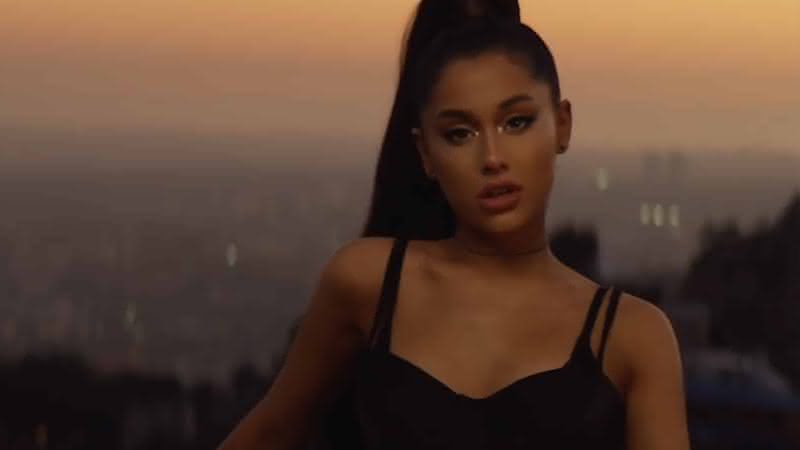 Ariana Grande no clipe de "Break Up With Your Girlfriend" - Transmissão/Record TV