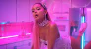 Ariana Grande no clipe de 7 Rings: cantora está processada por supostamente plagiar o refrão de outra música - YouTube