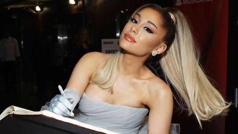 Ariana Grande aparece caracterizada em primeiras imagens da adaptação cinematográfica de "Wicked", musical da Broadway - Robin Marchant/Getty Images