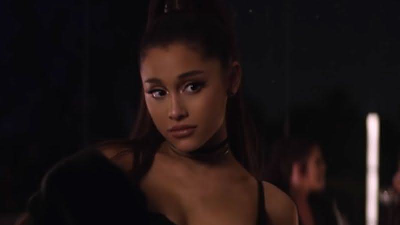 Ariana Grande no clipe de break up with your girlfriend, i'm bored - YouTube