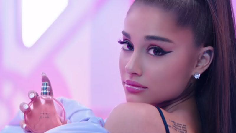 Ariana Grande no comercial de seu perfume - Reprodução/YouTube