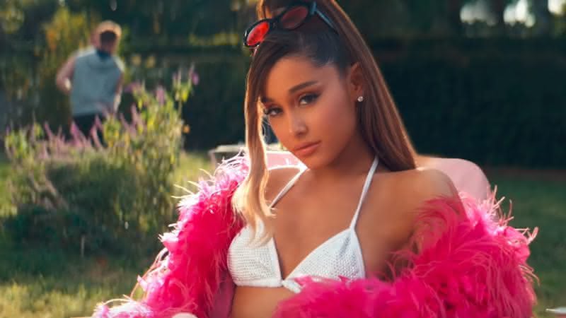 Ariana Grande no clipe da música que carrega o nome de seu quinto álbum de estúdio - YouTube